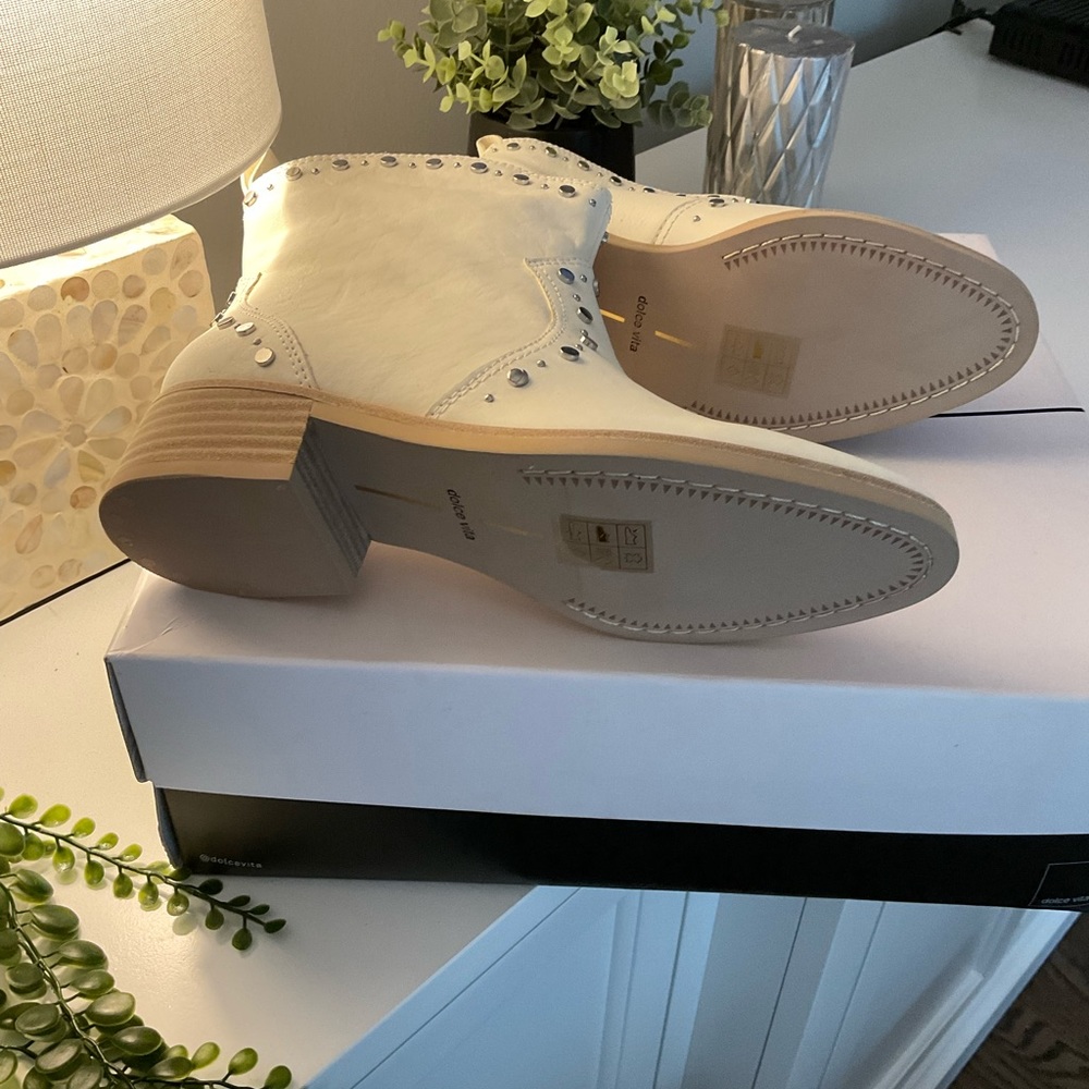 NWT’s DOLCE VITA SIZE 6 off white with silver studs are beauties! - Picture 6 of 9